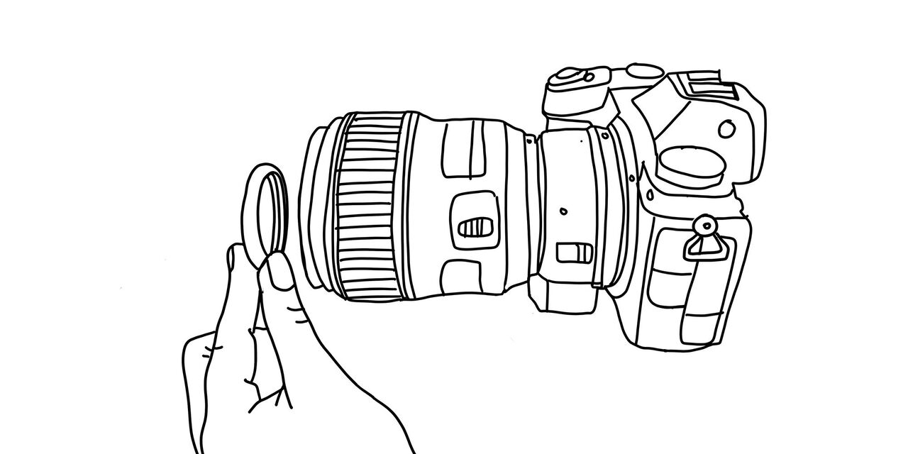 Ilustracija fotoaparata z obročkom pred objektivom.